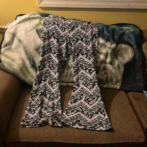 Black/white No Boundaries wide leg leggings